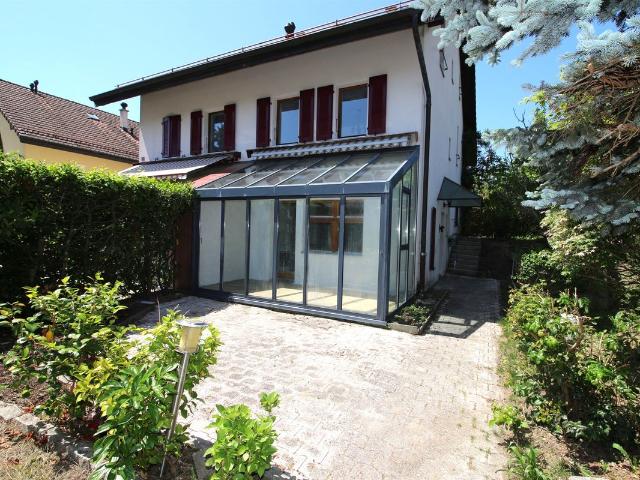 Charmante Zwillingsvilla mit Garten