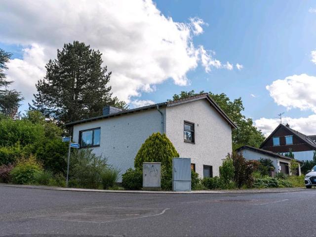 Charmanter Altbau auf großem Eckgrundstück