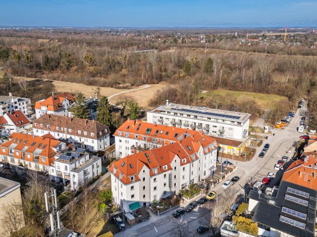 Charmanter Altbau direkt am Park. Helle 3 Zi Whg. mit großer Wohnküche & Balkon zum ruhigen Innenhof