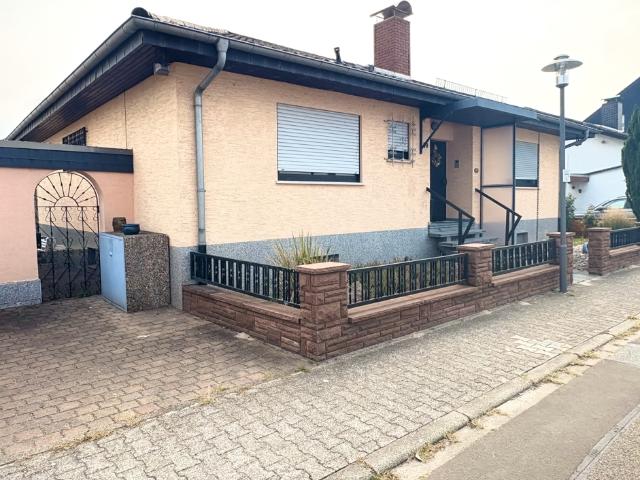 Charmanter Bungalow am Feldrand mit Weitblick Wohnen auf 125 qm in Bobstadt