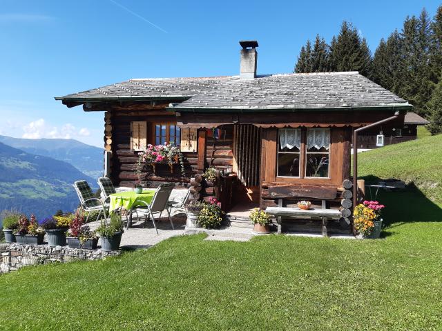Charmantes Maiensäss mit herrlichem Bergblick und grosszügigem Grundstück