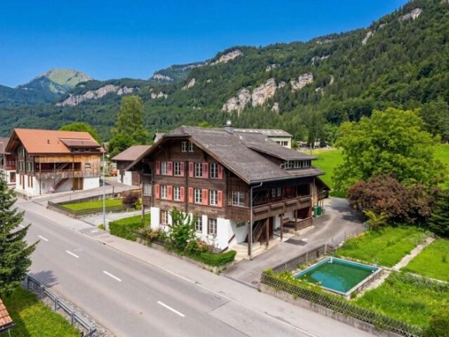 CHARMANTES NUTZUNGSWUNDER MIT POTENZIAL IM BERNER OBERLAND