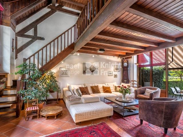 Charmantes Anwesen im Landhausstil auf einem großen Grundstück