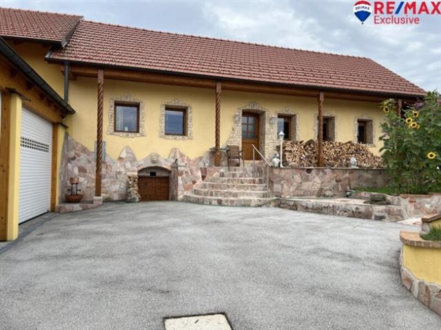 Charmantes Bauernhaus in Schwarzenbach – Ihr neues Zuhause mit Garten und Kamin!