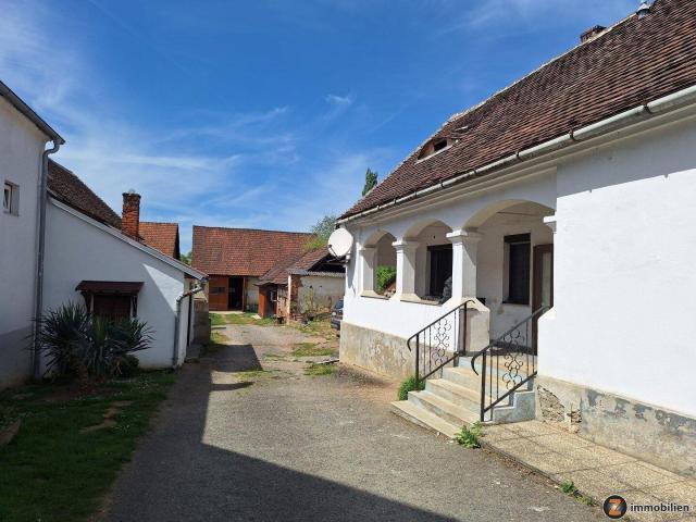 Charmantes Bauernhaus mit Arkaden im Ortsverband