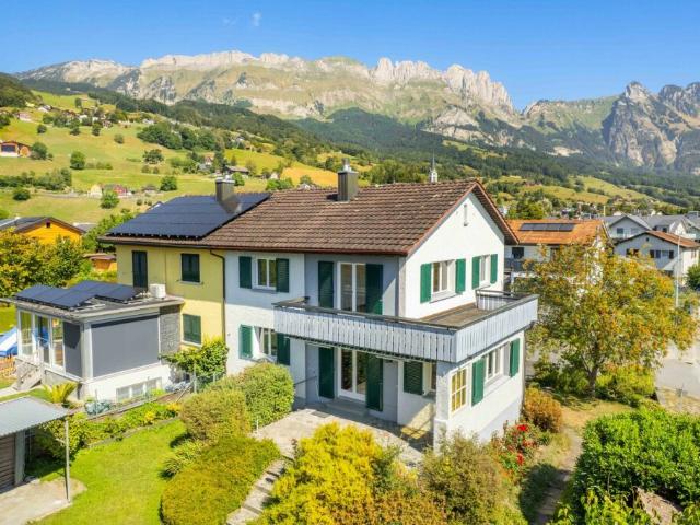 Charmantes Doppeleinfamilienhaus an ruhiger Lage mit Weitsicht
