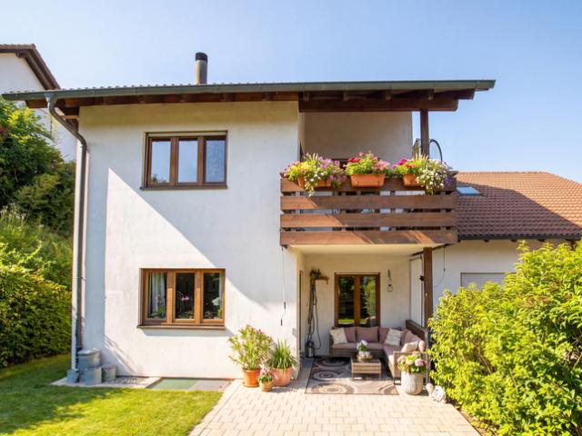 CHARMANTES DOPPELEINFAMILIENHAUS MIT GARTENIDYLLE IN SCHLEITHEIM
