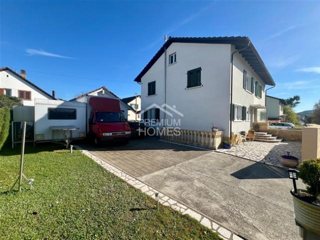 Charmantes Doppeleinfamilienhaus mit sonnigem Garten, Doppelgarage & A