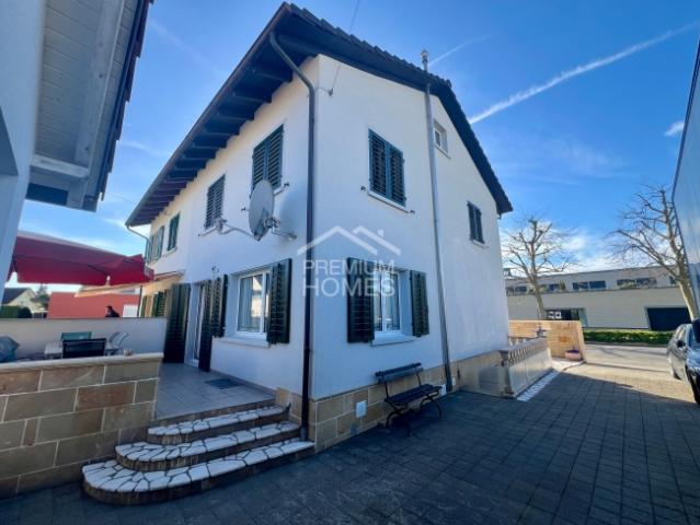 Charmantes Doppeleinfamilienhaus mit sonnigem Garten, Doppelgarage & A