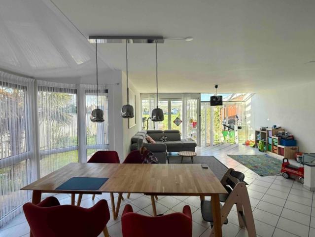 Charmantes Doppeleinfamilienhaus mit Wintergarten