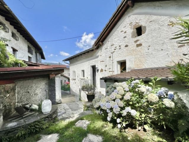 Charmantes Dorfhaus mit Garten und separatem Studio