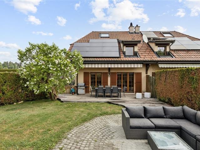 Charmantes dreistöckiges Reihenhaus mit Garten und Garage