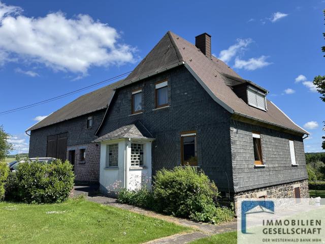 Ehemaliges Bauernhaus in Alleinlage mit großer Garage und großem Grundstück