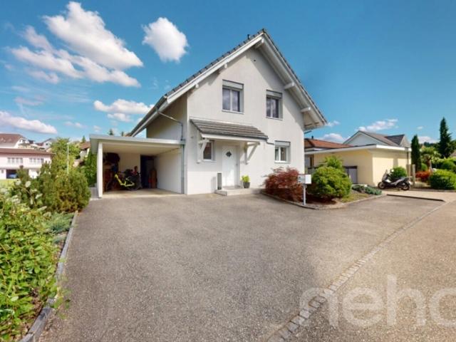 Charmantes Eigenheim mit Dachschrägen, Terrasse und Carport