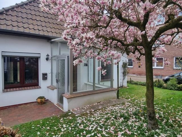 Charmantes Einfamilienhaus im Stil eines Bungalows mit Garage in guter Lage Perfekt für Senioren