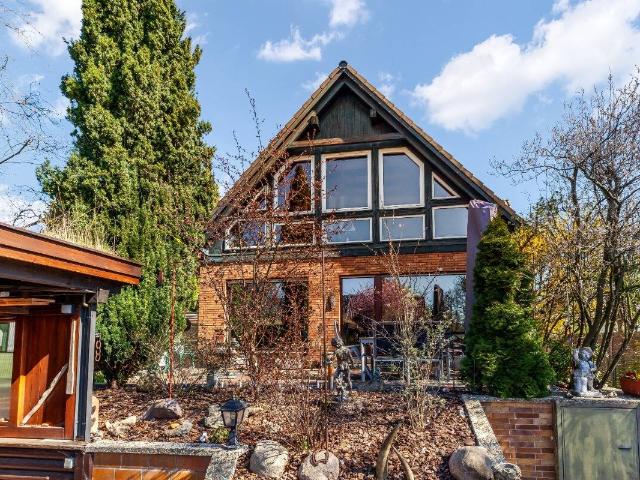 Charmantes Einfamilienhaus in Mariendorf: Mit hochwertigen Holzelementen und liebevollen Details!
