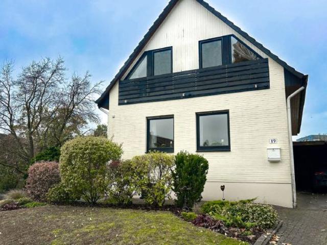Freistehendes Einfamilienhaus mit Sonnenterrasse, modernisierter Heizung, Bad & ruhiger Privatlage in Lesum