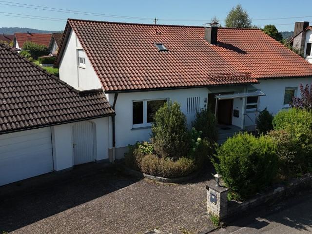 CHARMANTES EINFAMILIENHAUS MIT GARTEN UND GARAGE IN UTTENHOFEN