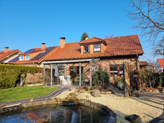 Charmantes Einfamilienhaus mit großzügigem Grundstück, Wintergarten und Doppelcarport