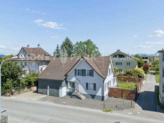 Charmantes Einfamilienhaus mit grosser Scheune und schönem Garten