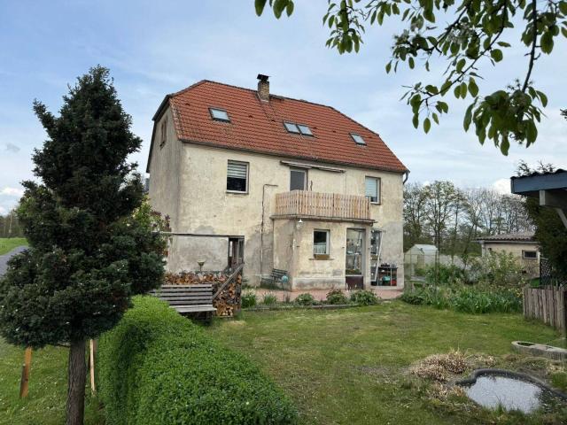 Charmantes Einfamilienhaus mit Nebengebäuden, Garten und Pool in ländlicher Lage