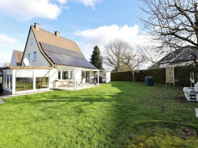 ==Charmantes Einfamilienhaus mit PV Anlage in Lage==
