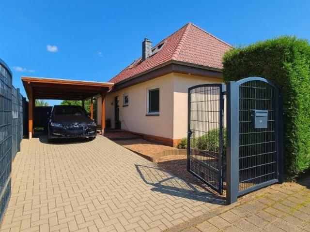 Charmantes Einfamilienhaus mit Terrasse, Pool und viel Platz für die Familie