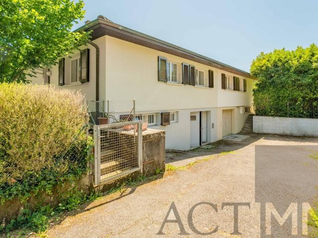 Charmantes Familienhaus zum Renovieren. Heller Pitch mit Garten
