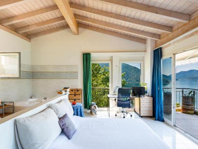 Charmantes freistehendes 4.5 Zimmer Haus mit Seesicht und Ausbaupotenzial in Bissone