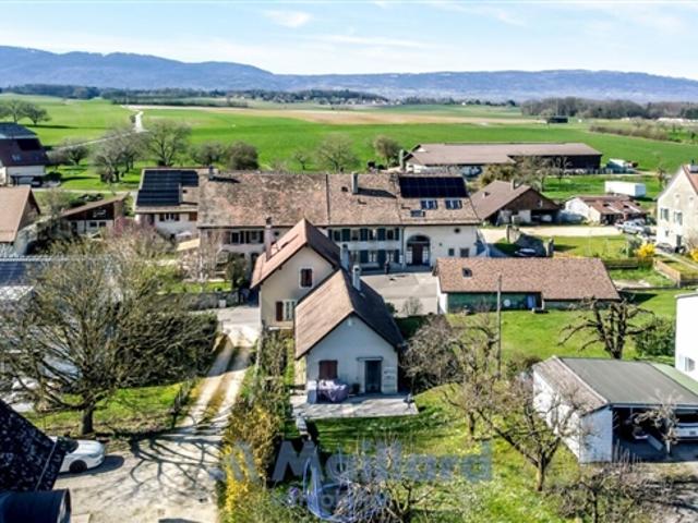 Charmantes freistehendes Haus im Dorfstil