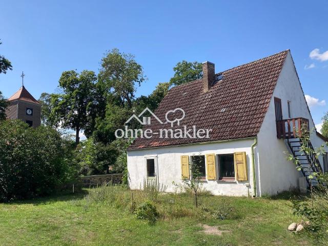 Charmantes Haus auf sonnigem Baugrund in uckermärkischem Dorf am See. Bahnhof fußläufig