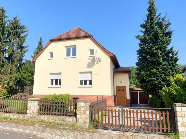 Charmantes Haus mit Sanierungspotential auf großem Grundstück