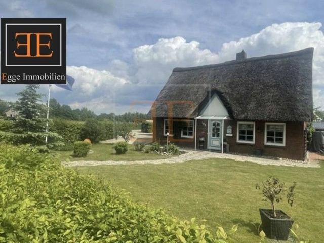 Charmantes Reetdachhaus mit Garage und schönem Garten in Borstel Hohenraden