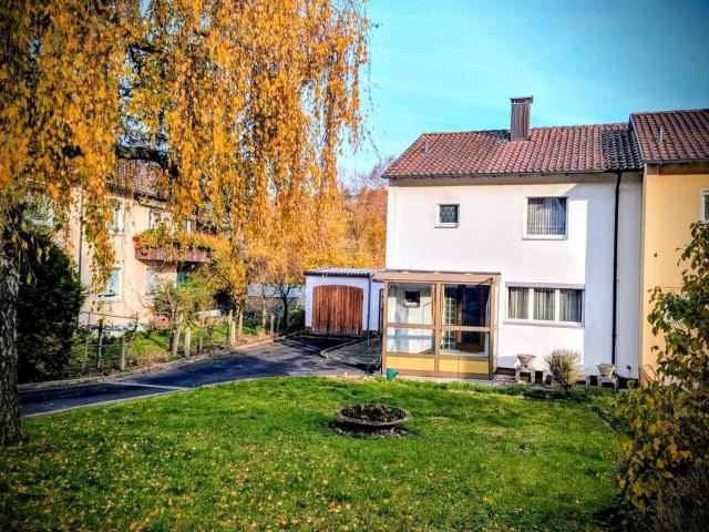 Charmantes Reihenendhaus mit großem Grundstück und Potenzial