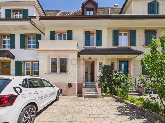 Charmantes Reihenhaus in ruhiger Lage mit Garten und eigenem Parkplatz