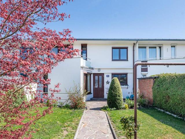 Charmantes Reihenhaus teil renoviert – Ihr neues Zuhause wartet auf Sie!