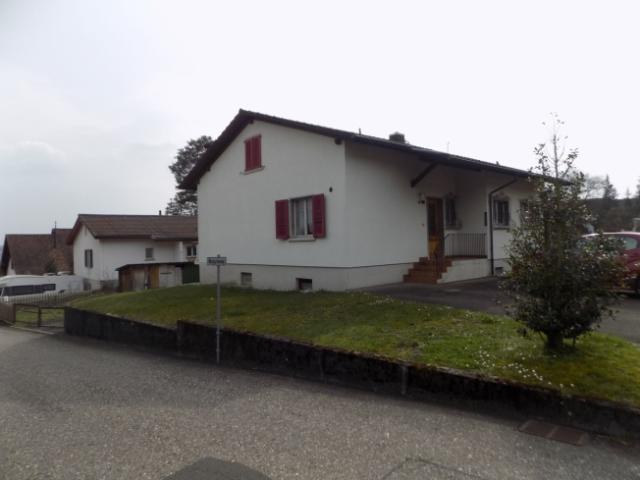 Charmantes, renovationsbedürftiges EFH mit Einliegerwohnung, grossem Garten und Garage