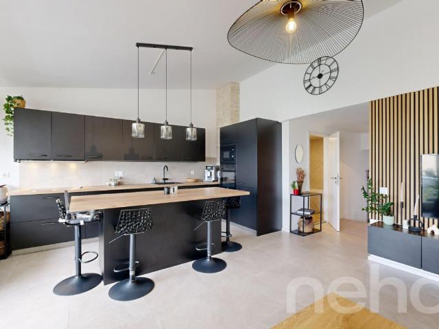 Charmantes, renoviertes Penthouse mit 3,5 Zimmern im Herzen von Borex