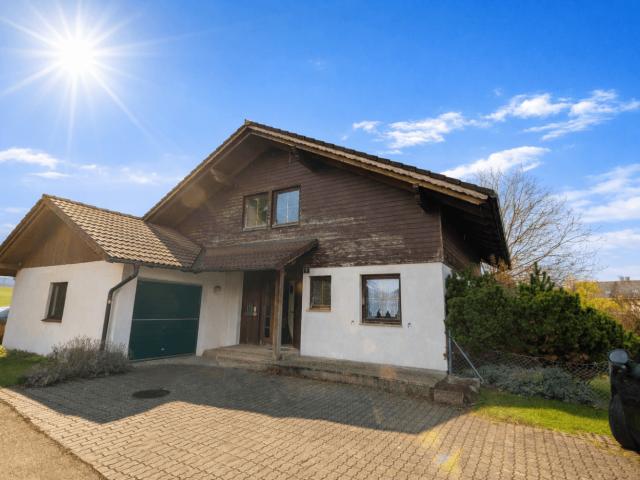 Charmantes, renovierungsbedürftiges Haus mit großem Garten nahe dem Mattsee