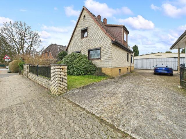 CHARMANTES SANIERUNGSPROJEKT FAMILIENHAUS AUF TRAUMHAFTEM GRUNDSTÜCK IN FAMILIENFREUNDLICHER OASE!