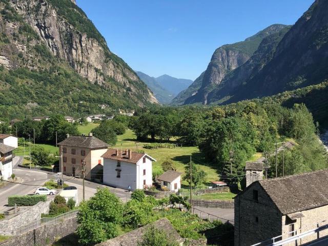 Charmantes Tessinerhaus an sonniger Aussichtslage in der Valle Maggia