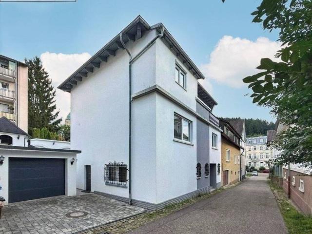 Charmantes Zuhause mit Einliegerwohnung und Pool in Baden Baden !