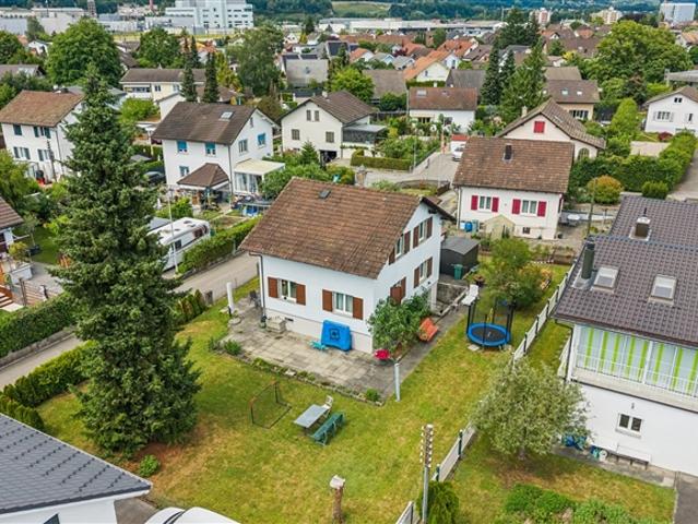 Charmantes Zuhause mit grossem Garten und vielseitigem Grundriss