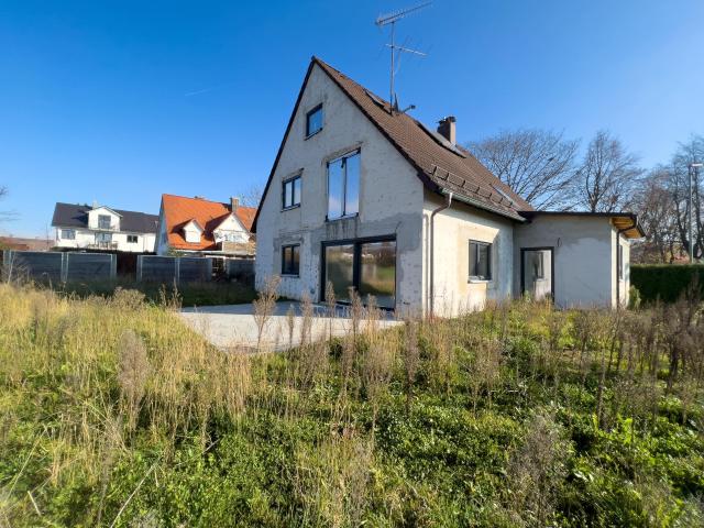 Charmantes Zweifamilienhaus auf 880 m² Perfekt für Handwerker und Visionäre!