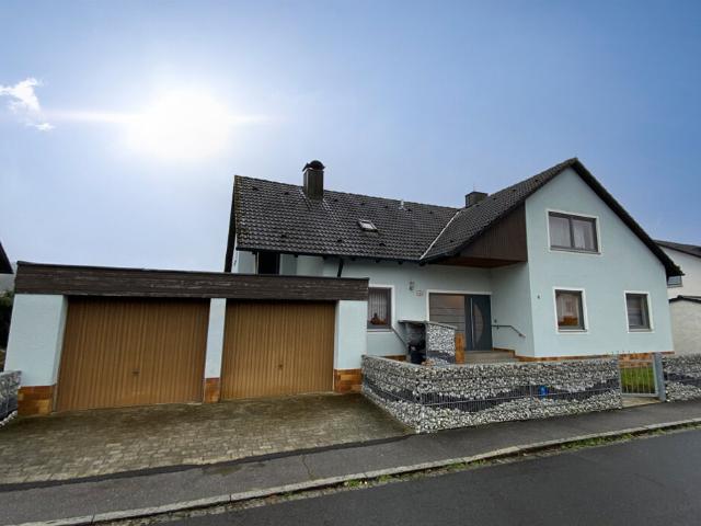 Charmantes Zweifamilienhaus in ruhiger Lage am Ortsrand von Amberg!