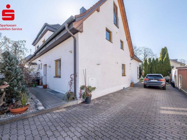 Charmantes Zweifamilienhaus mit großem Garten in Westausrichtung