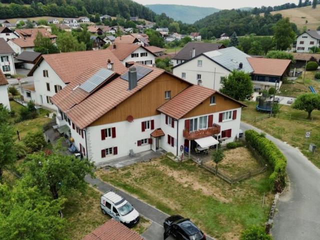 Charmantes Zweifamilienhaus mit grosszügigem Grundstück und Entwicklungspotenzial