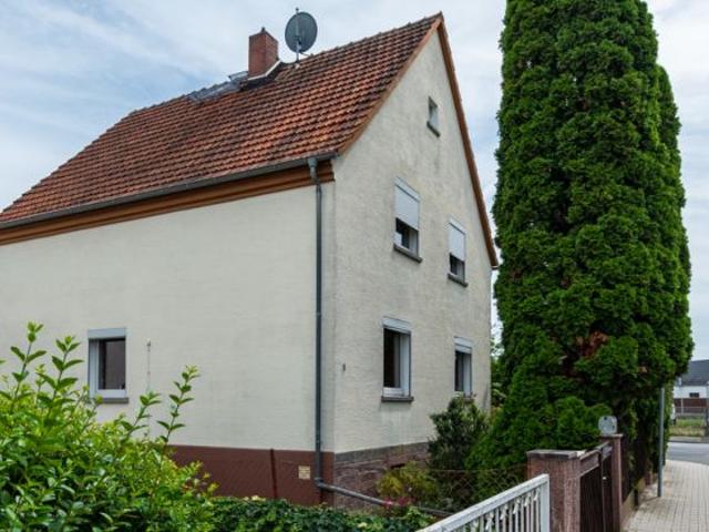 Charmantes Zweifamilienhaus mit traumhaftem Garten wartet auf Sie!