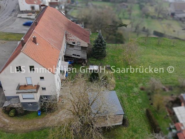 Charmantes 1 2 Familienhaus mit großem Grundstück und historischem Bauernhaus