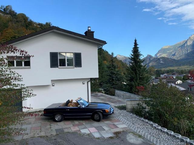 Charmantes 3.5 Zi. Ferienhaus mit Bergsicht & Garten nah am Golfplatz
